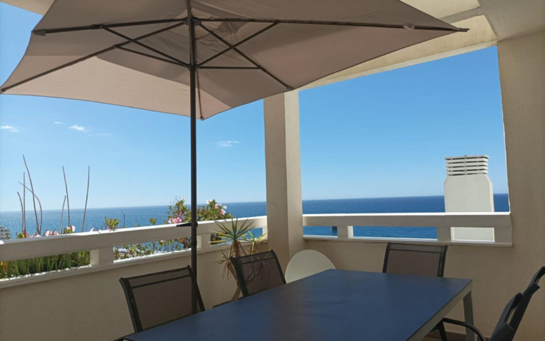 Двухуровневая квартира в Марбелье с террасой 95 кв.м