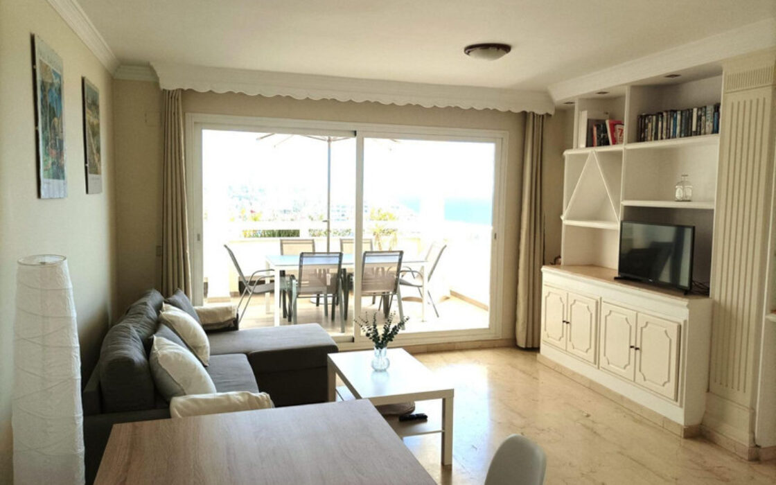 Двухуровневая квартира в Марбелье с террасой 95 кв.м