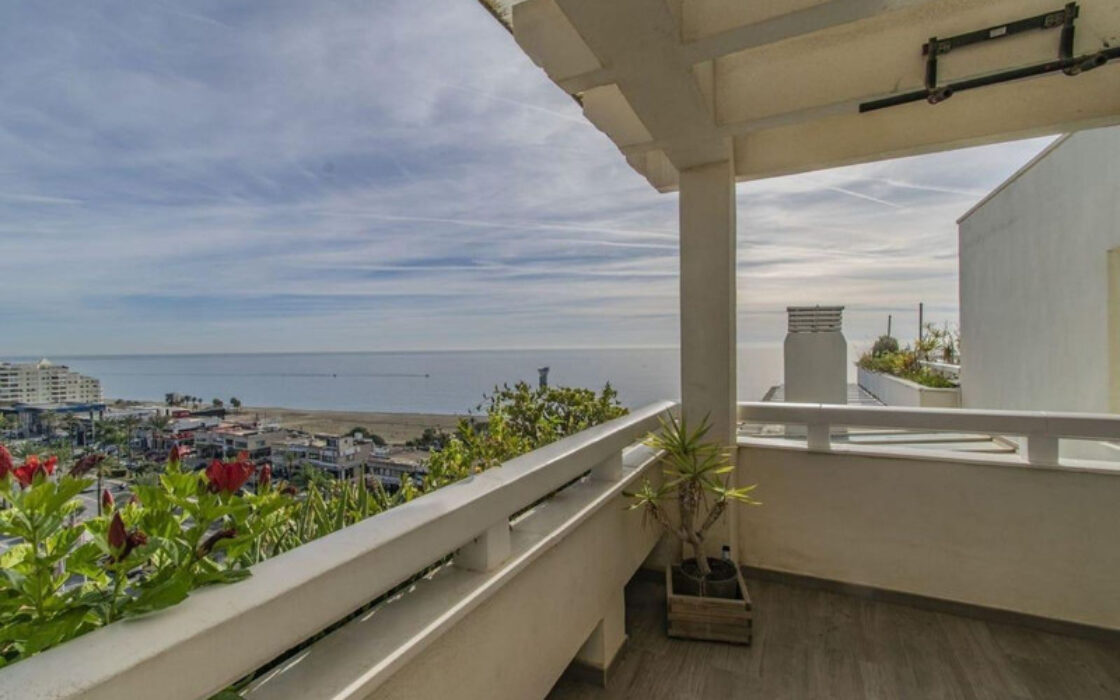 Двухуровневая квартира в Марбелье с террасой 95 кв.м