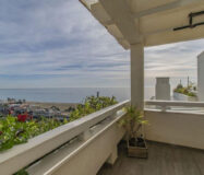 Двухуровневая квартира в Марбелье с террасой 95 кв.м