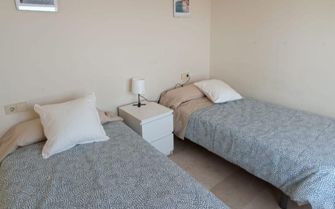 Двухуровневая квартира в Марбелье с террасой 95 кв.м