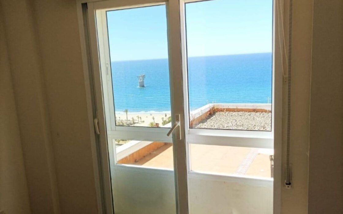 Двухуровневая квартира в Марбелье с террасой 95 кв.м