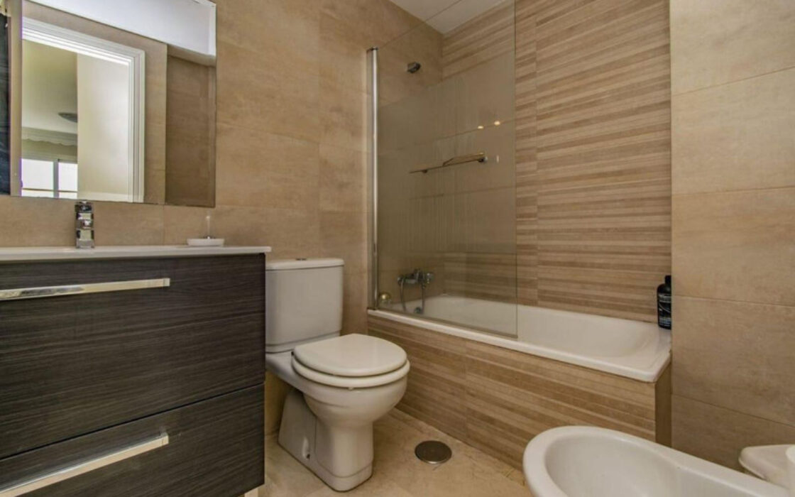 Двухуровневая квартира в Марбелье с террасой 95 кв.м