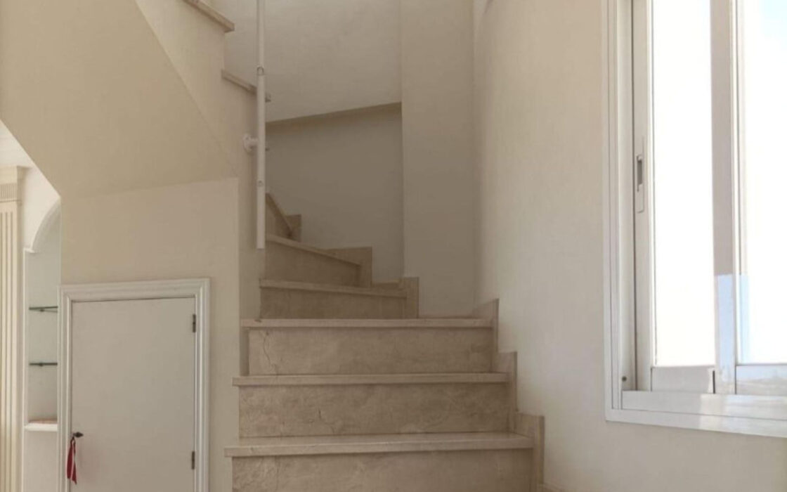 Двухуровневая квартира в Марбелье с террасой 95 кв.м