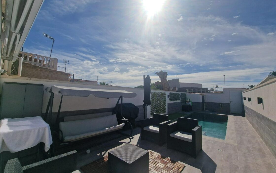 Дом в Торревьехе с бассейном и террасой 3 комнаты