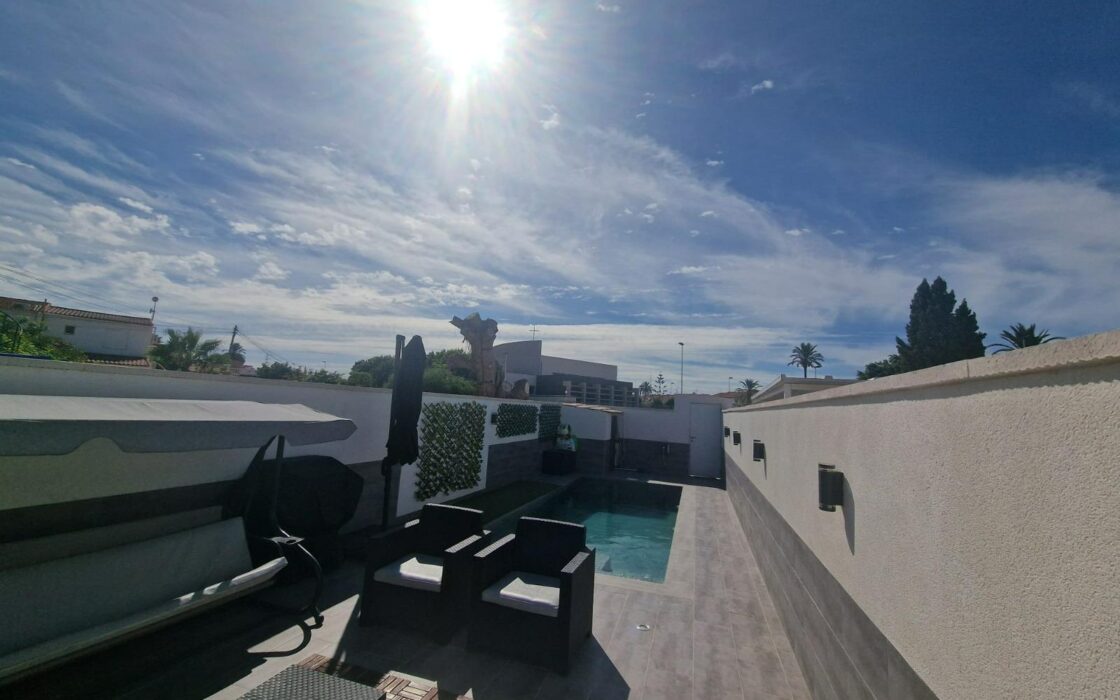 Дом в Торревьехе с бассейном и террасой 3 комнаты