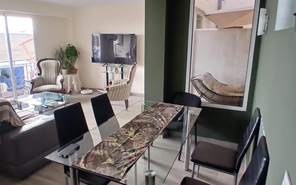 Квартира 96 кв.м с террасой в Валенсии ближе к центру