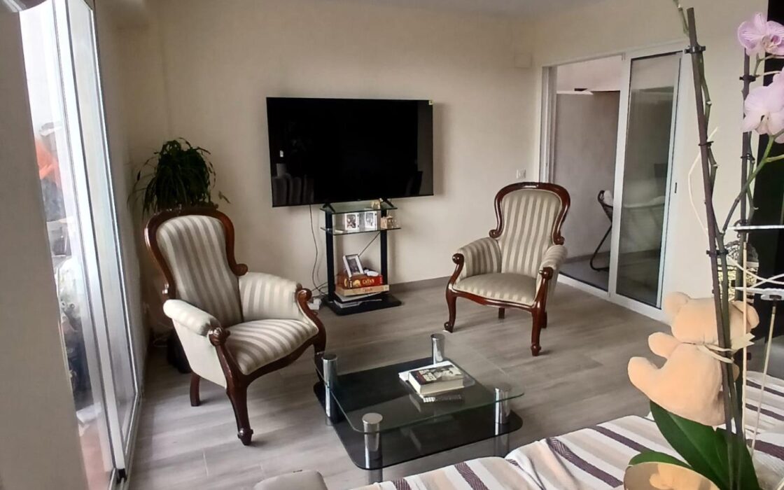 Квартира 96 кв.м с террасой в Валенсии ближе к центру