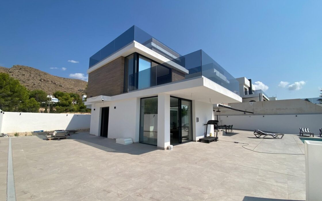 Вилла в Сьерра Кортина 500 кв.м с террасой и бассейном