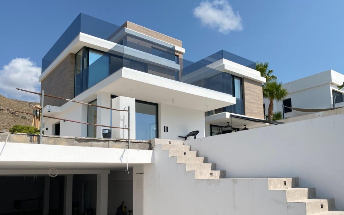 Вилла в Сьерра Кортина 500 кв.м с террасой и бассейном