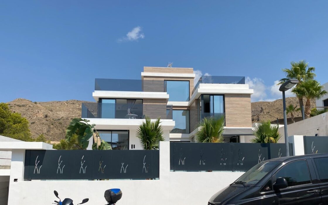 Вилла в Сьерра Кортина 500 кв.м с террасой и бассейном