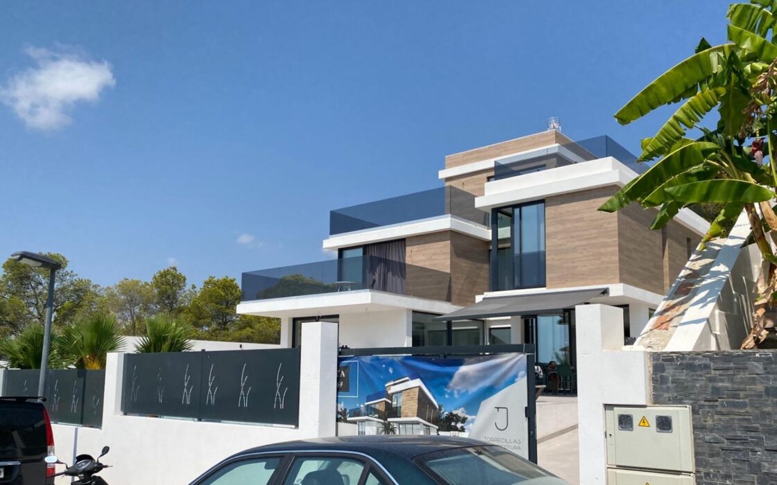 Вилла в Сьерра Кортина 500 кв.м с террасой и бассейном