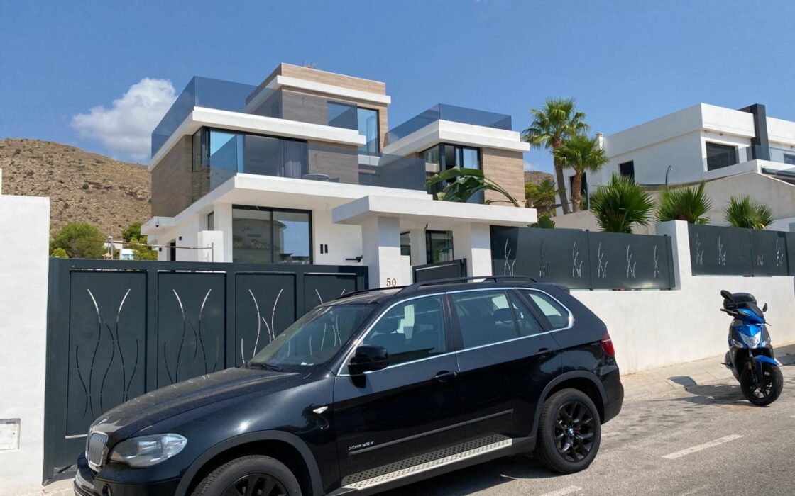 Вилла в Сьерра Кортина 500 кв.м с террасой и бассейном