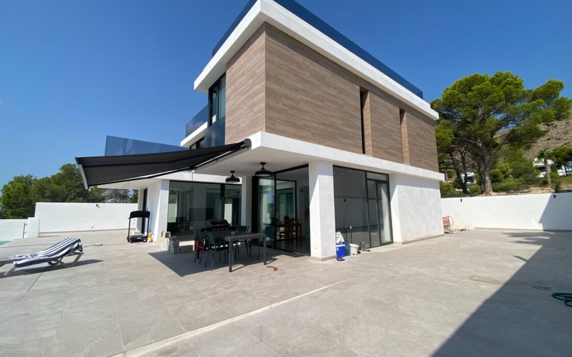 Вилла в Сьерра Кортина 500 кв.м с террасой и бассейном