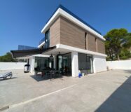 Вилла в Сьерра Кортина 500 кв.м с террасой и бассейном