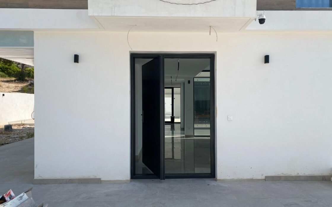 Вилла в Сьерра Кортина 500 кв.м с террасой и бассейном