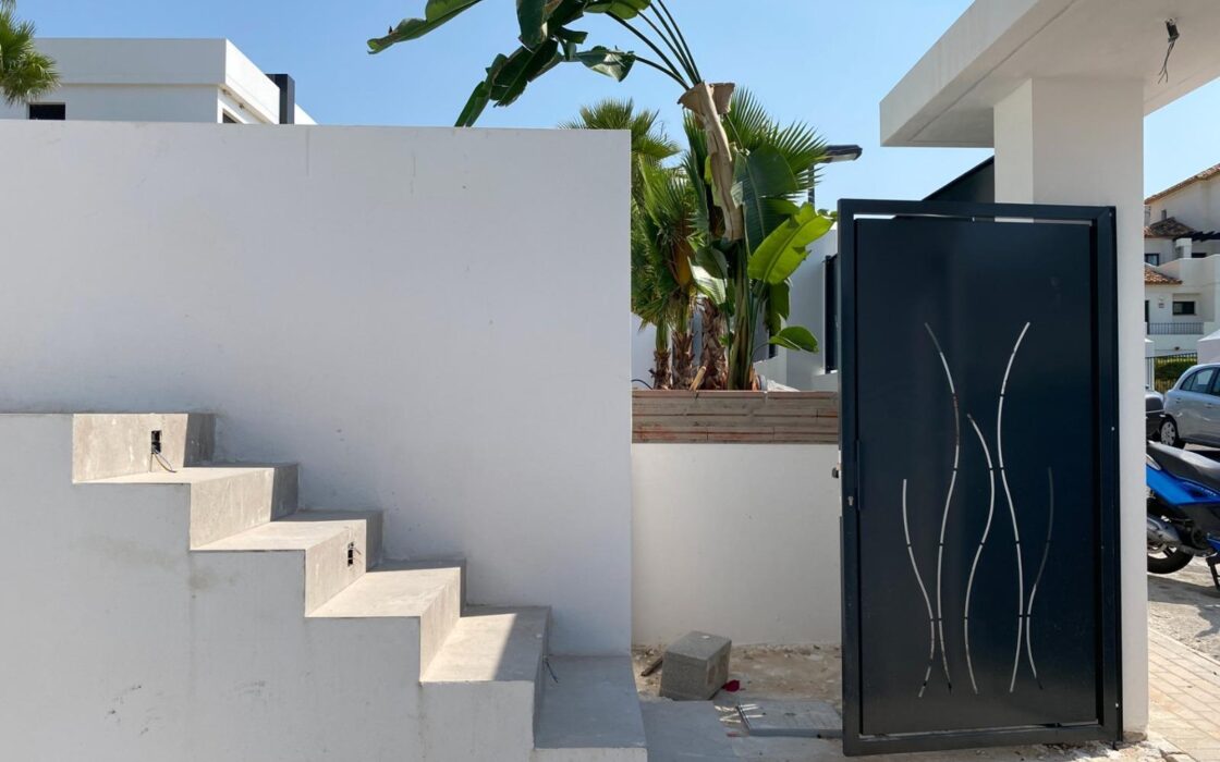 Вилла в Сьерра Кортина 500 кв.м с террасой и бассейном