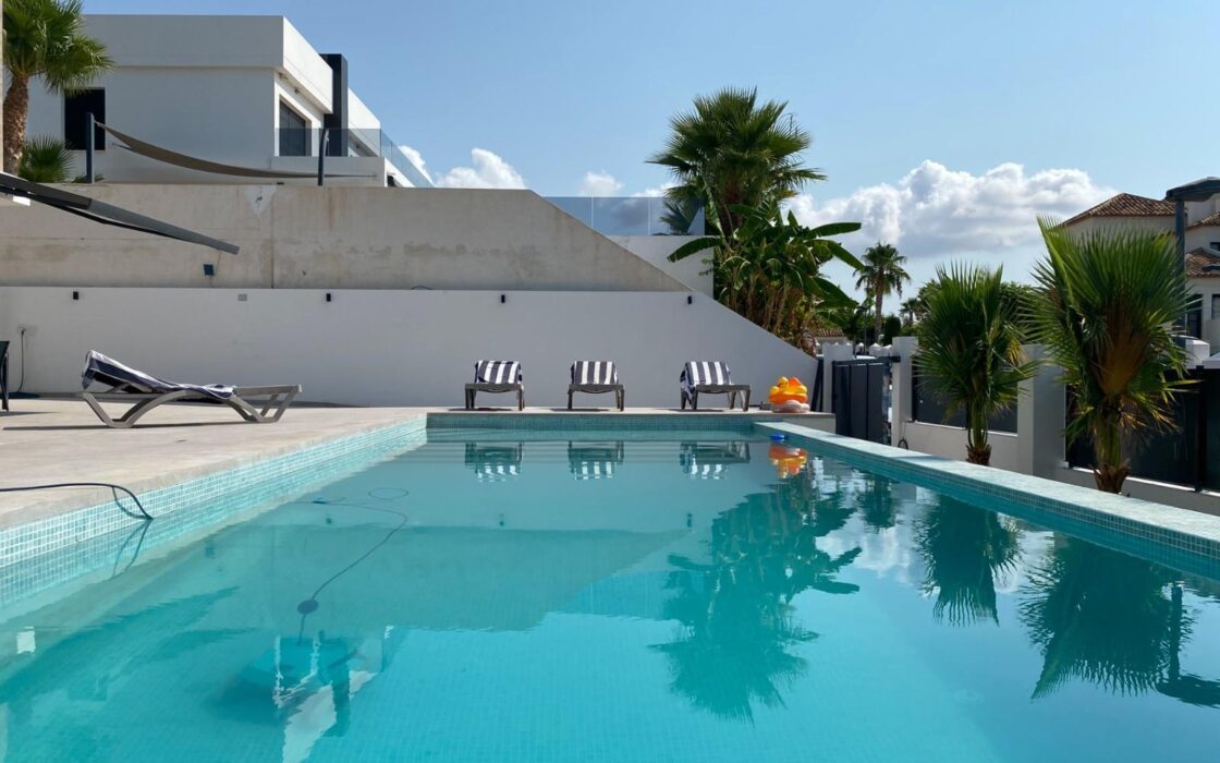 Вилла в Сьерра Кортина 500 кв.м с террасой и бассейном