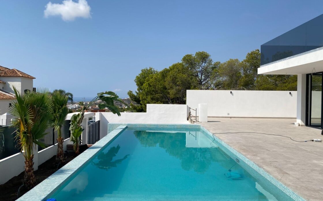 Вилла в Сьерра Кортина 500 кв.м с террасой и бассейном