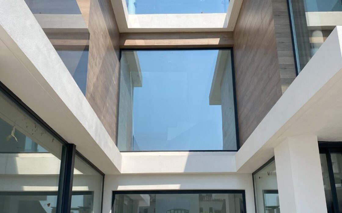 Вилла в Сьерра Кортина 500 кв.м с террасой и бассейном