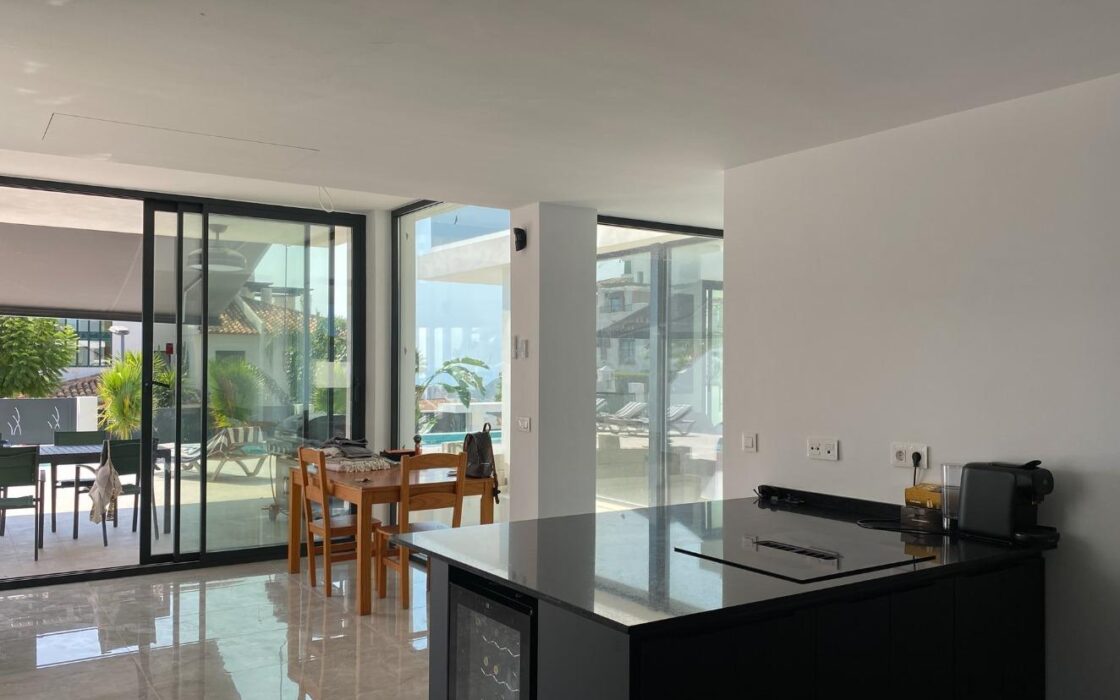 Вилла в Сьерра Кортина 500 кв.м с террасой и бассейном