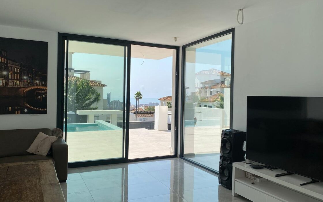 Вилла в Сьерра Кортина 500 кв.м с террасой и бассейном