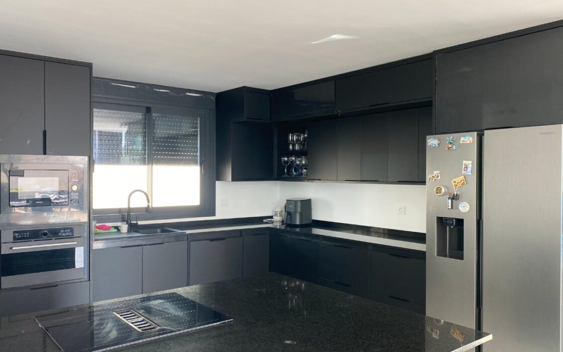 Вилла в Сьерра Кортина 500 кв.м с террасой и бассейном