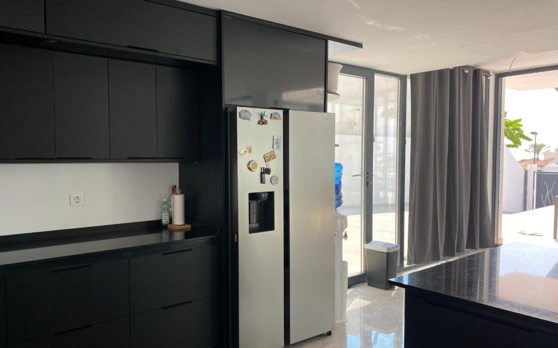 Вилла в Сьерра Кортина 500 кв.м с террасой и бассейном