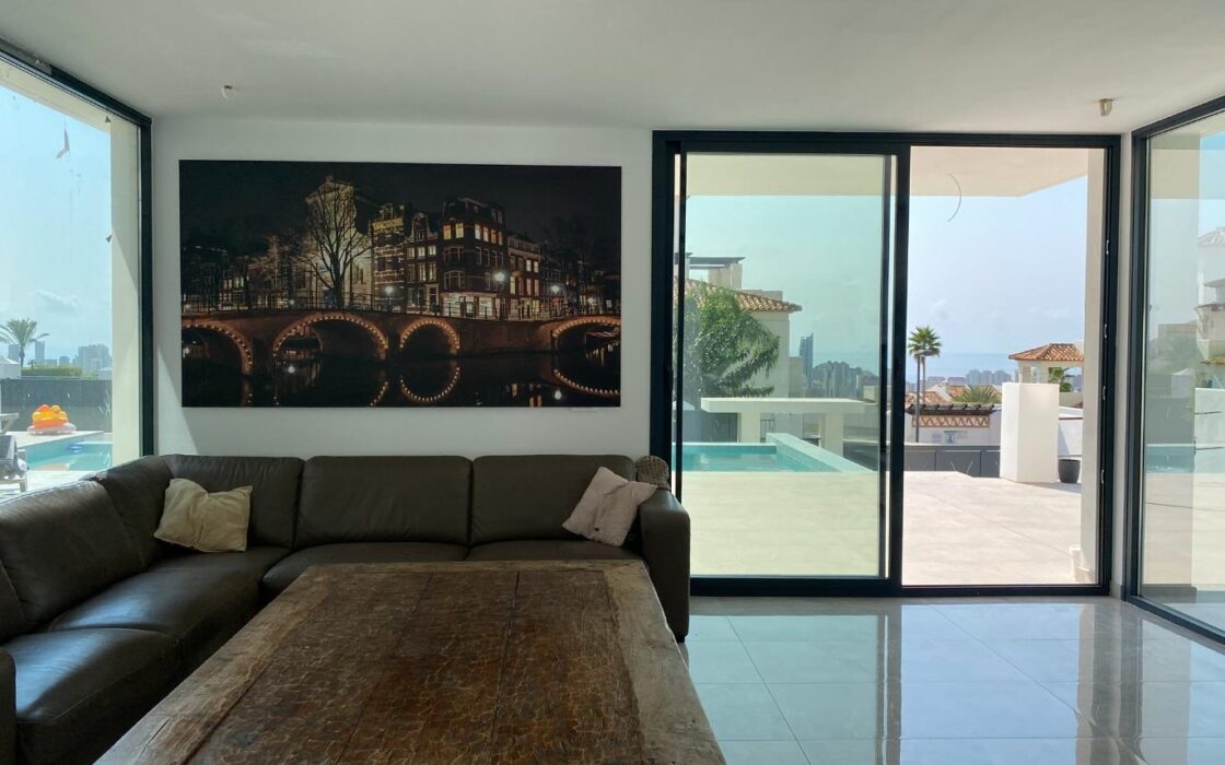 Вилла в Сьерра Кортина 500 кв.м с террасой и бассейном