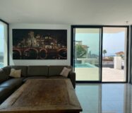 Вилла в Сьерра Кортина 500 кв.м с террасой и бассейном