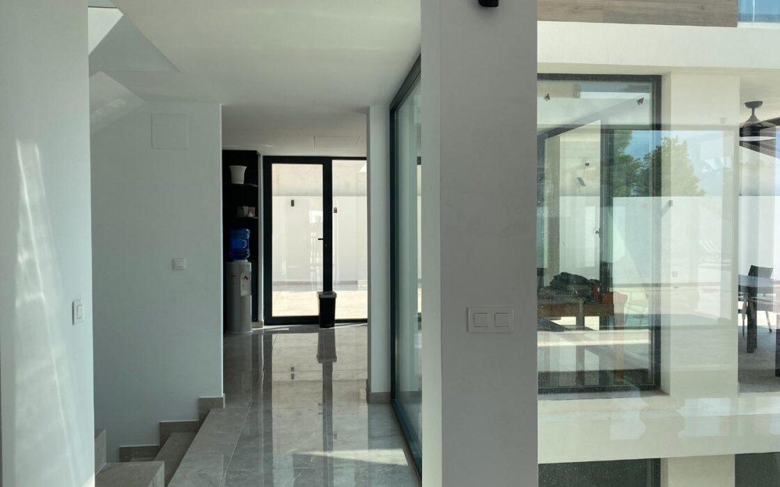 Вилла в Сьерра Кортина 500 кв.м с террасой и бассейном