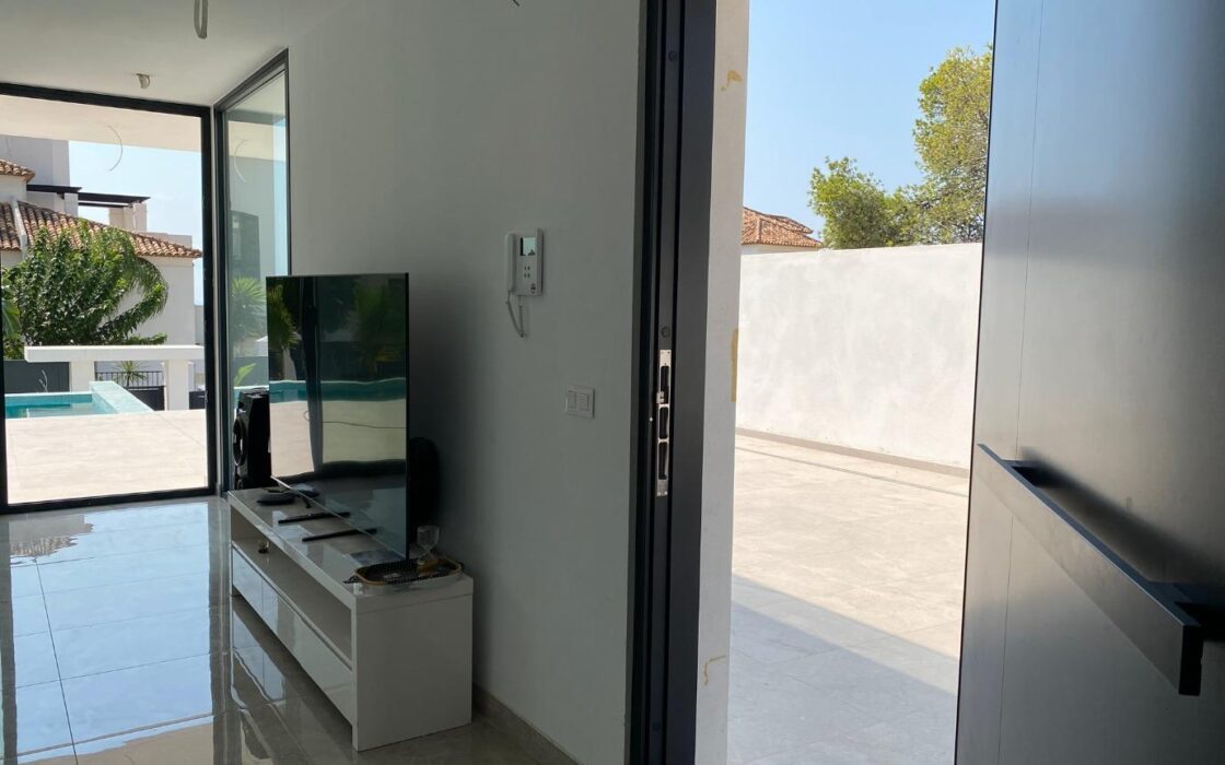 Вилла в Сьерра Кортина 500 кв.м с террасой и бассейном