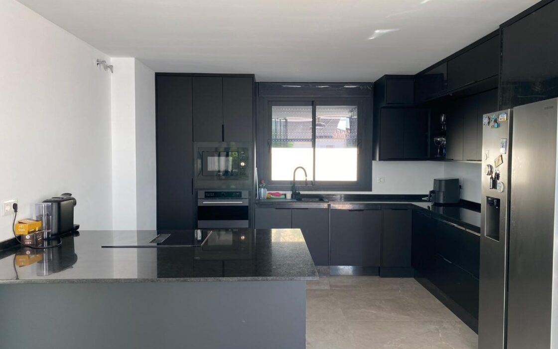 Вилла в Сьерра Кортина 500 кв.м с террасой и бассейном