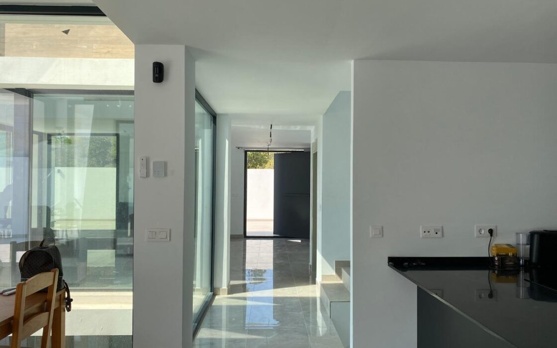 Вилла в Сьерра Кортина 500 кв.м с террасой и бассейном