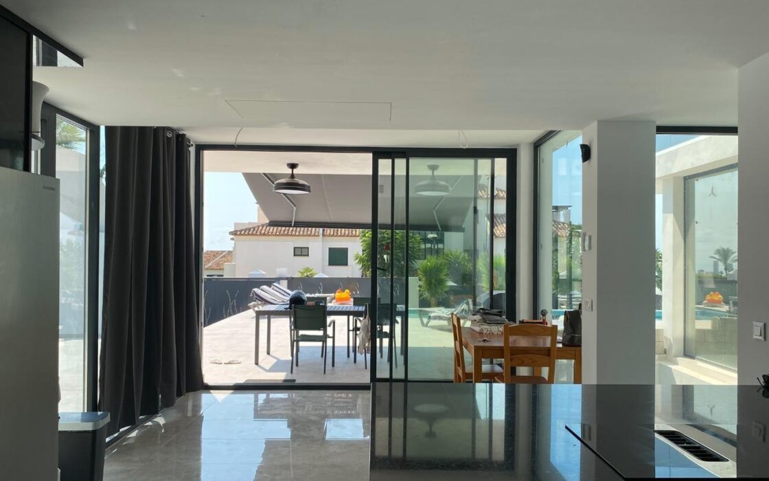 Вилла в Сьерра Кортина 500 кв.м с террасой и бассейном