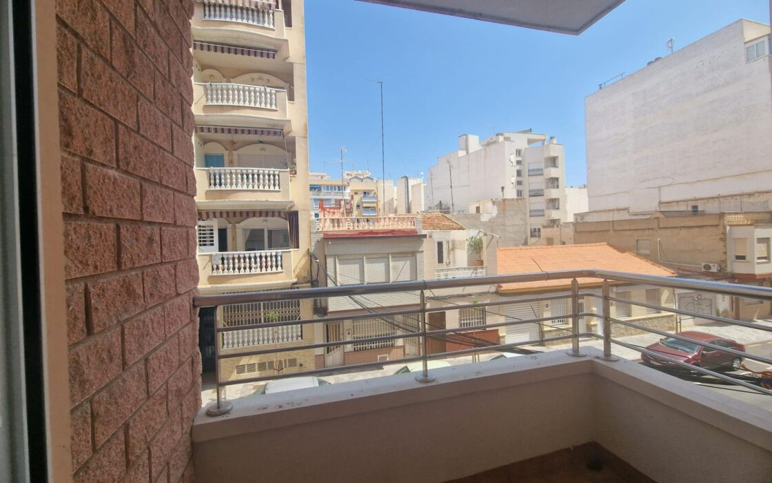 Апартаменты в Торревьехе 70 кв.м с террасой у моря