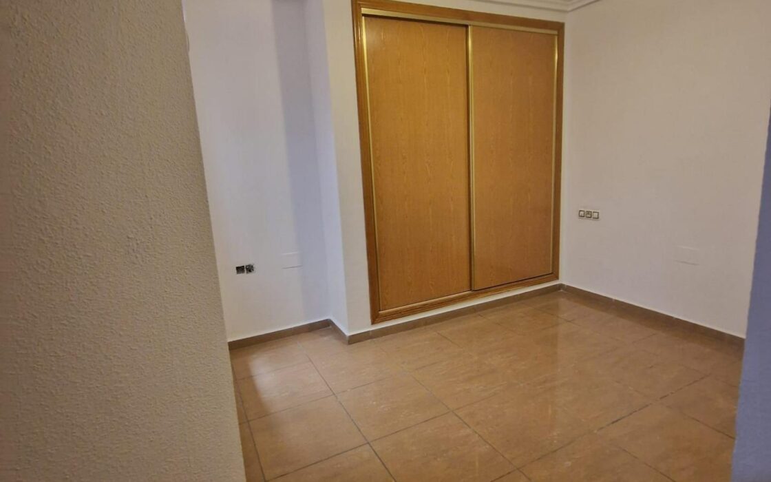 Апартаменты в Торревьехе 70 кв.м с террасой у моря