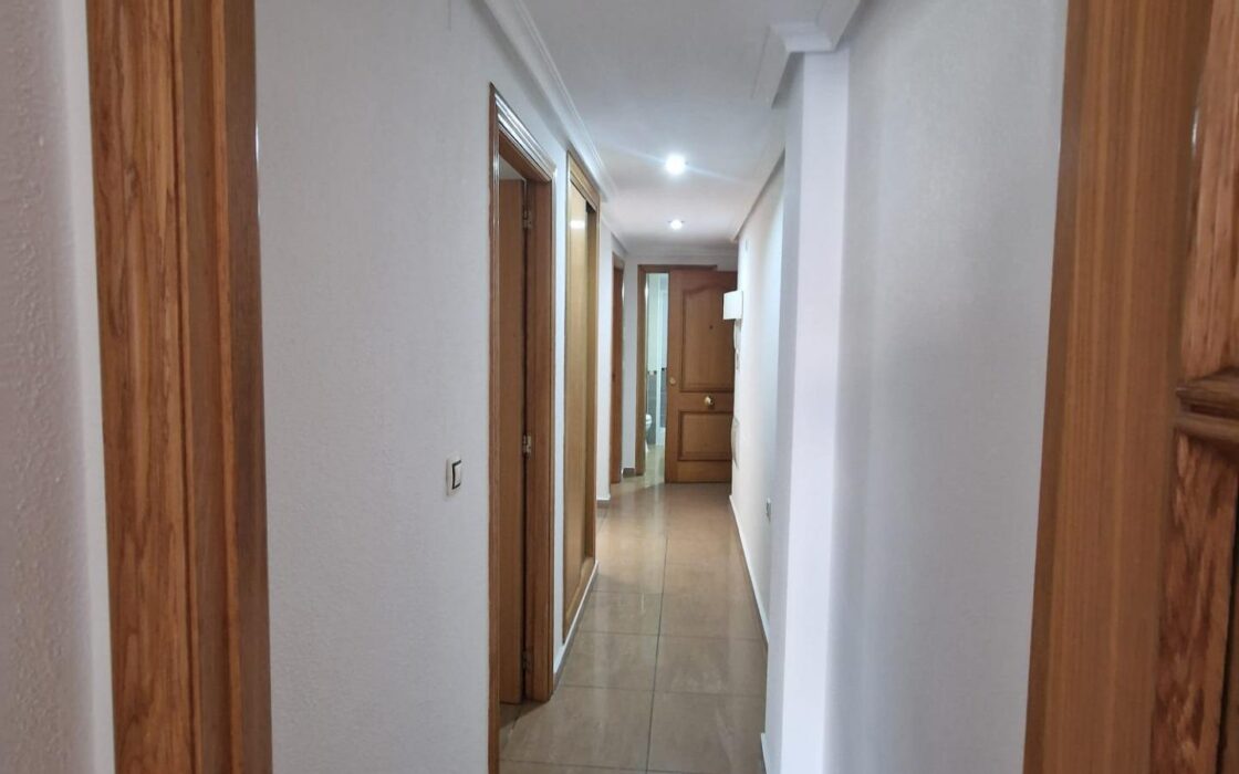 Апартаменты в Торревьехе 70 кв.м с террасой у моря