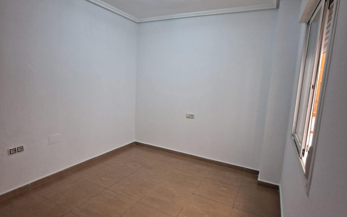 Апартаменты в Торревьехе 70 кв.м с террасой у моря