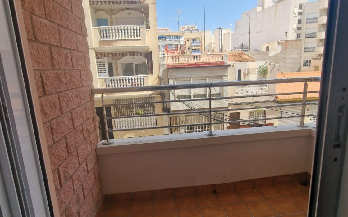 Апартаменты в Торревьехе 70 кв.м с террасой у моря