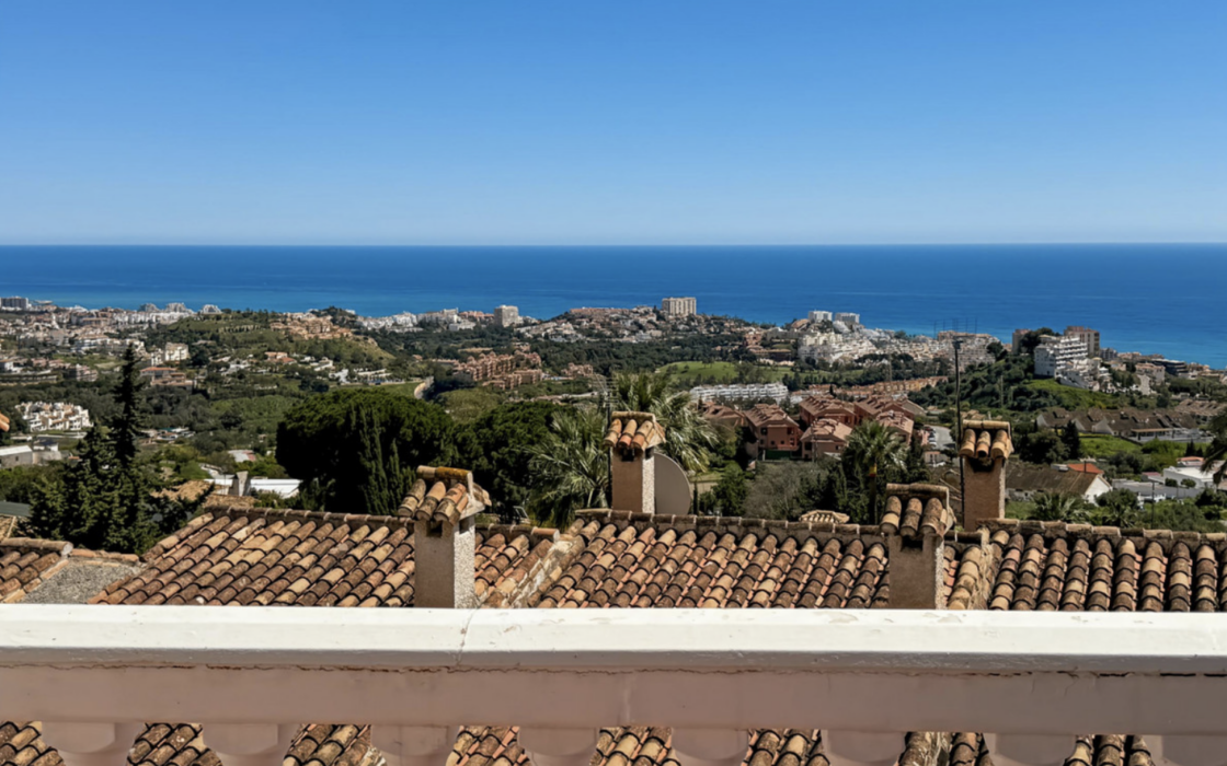 Великолепний таунхаус з терасою та видом на море в Бенальмадені