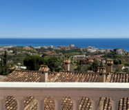 Великолепний таунхаус з терасою та видом на море в Бенальмадені