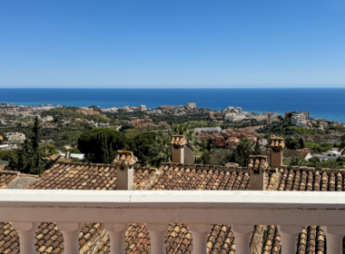 Великолепный таунхаус с террасой и видом на море в Бенальмадене