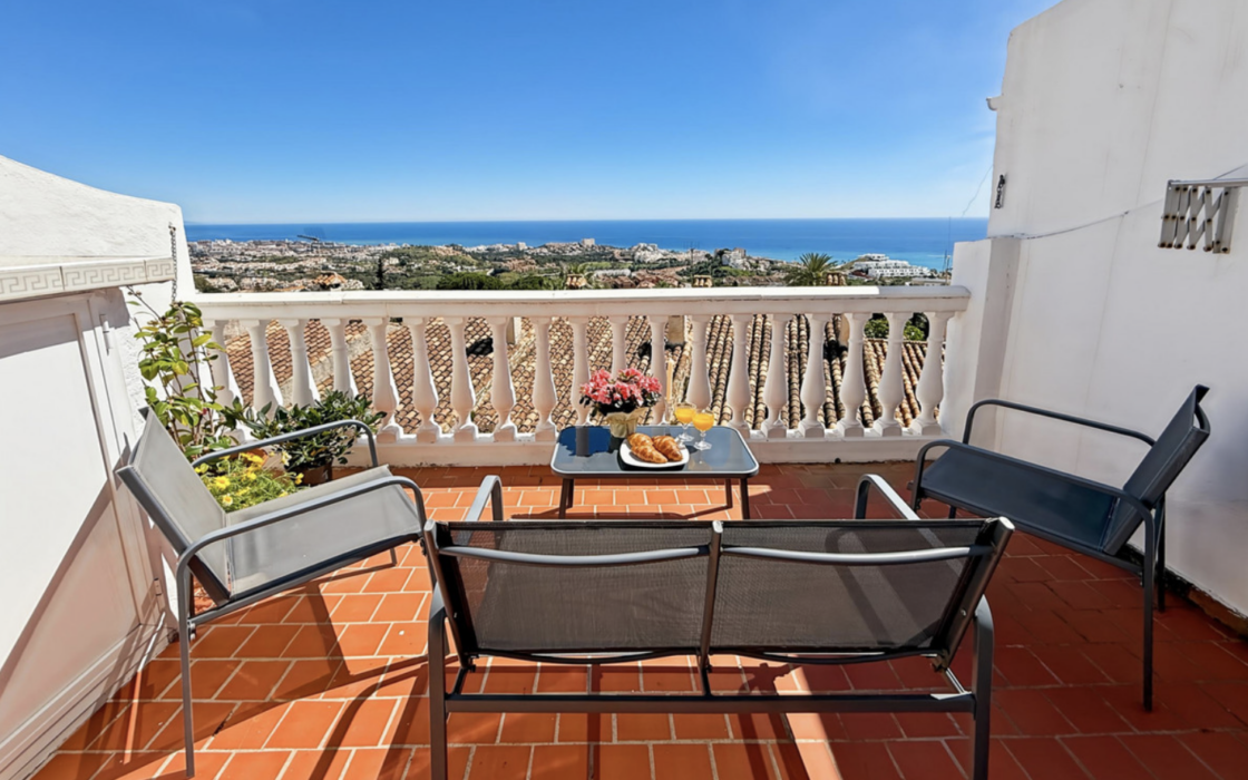 Великолепний таунхаус з терасою та видом на море в Бенальмадені