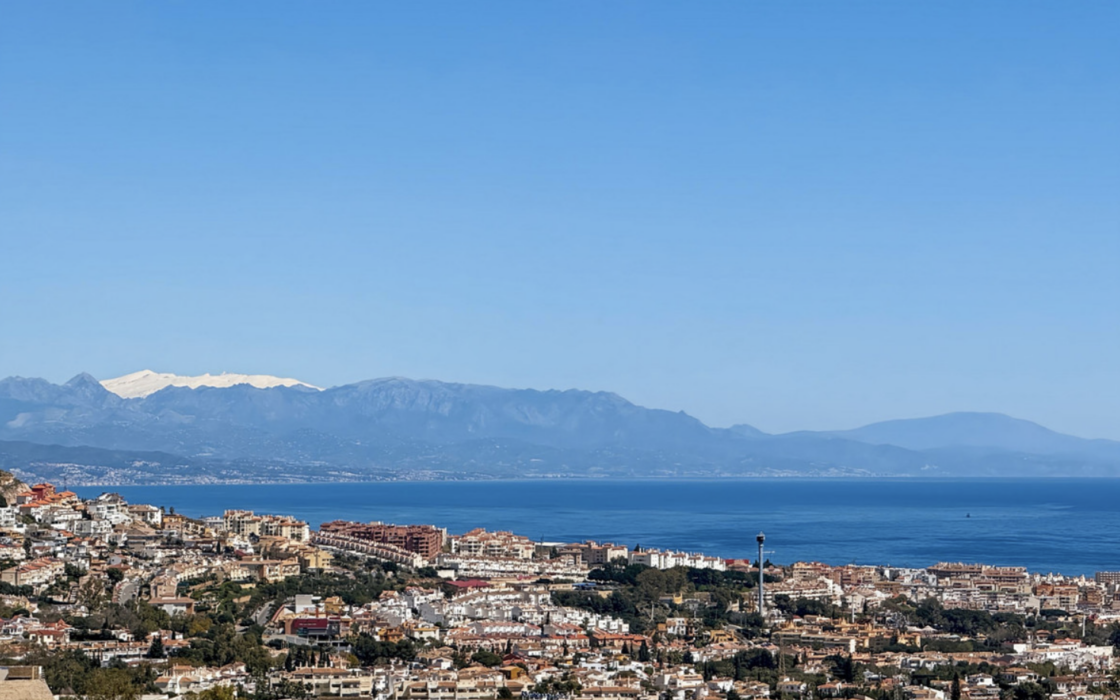 Великолепний таунхаус з терасою та видом на море в Бенальмадені