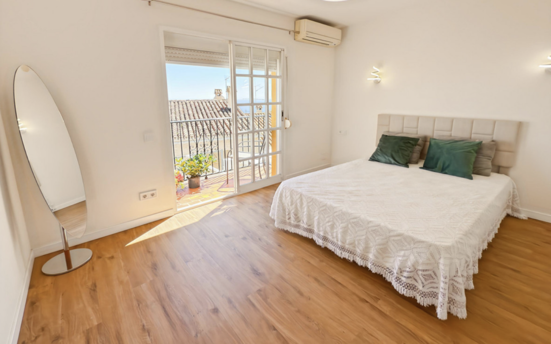 Великолепний таунхаус з терасою та видом на море в Бенальмадені