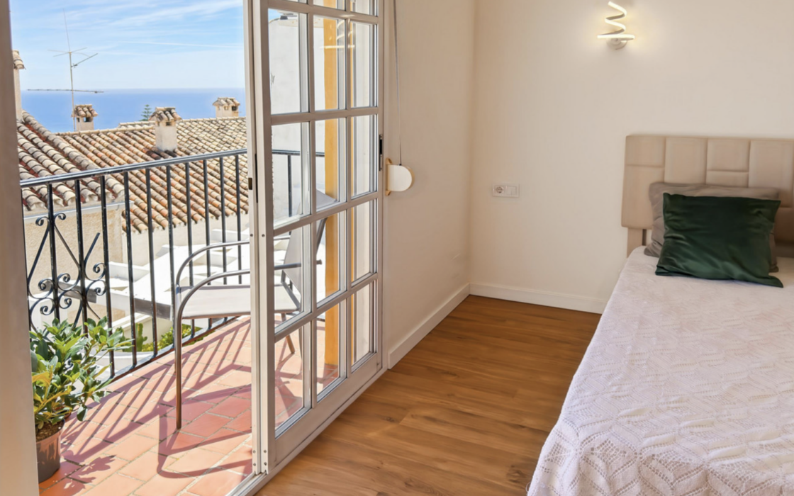 Великолепний таунхаус з терасою та видом на море в Бенальмадені