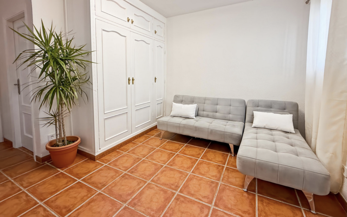 Великолепний таунхаус з терасою та видом на море в Бенальмадені