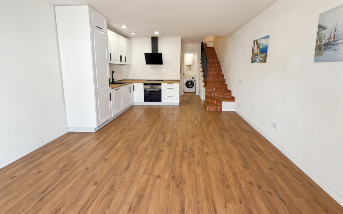 Великолепний таунхаус з терасою та видом на море в Бенальмадені