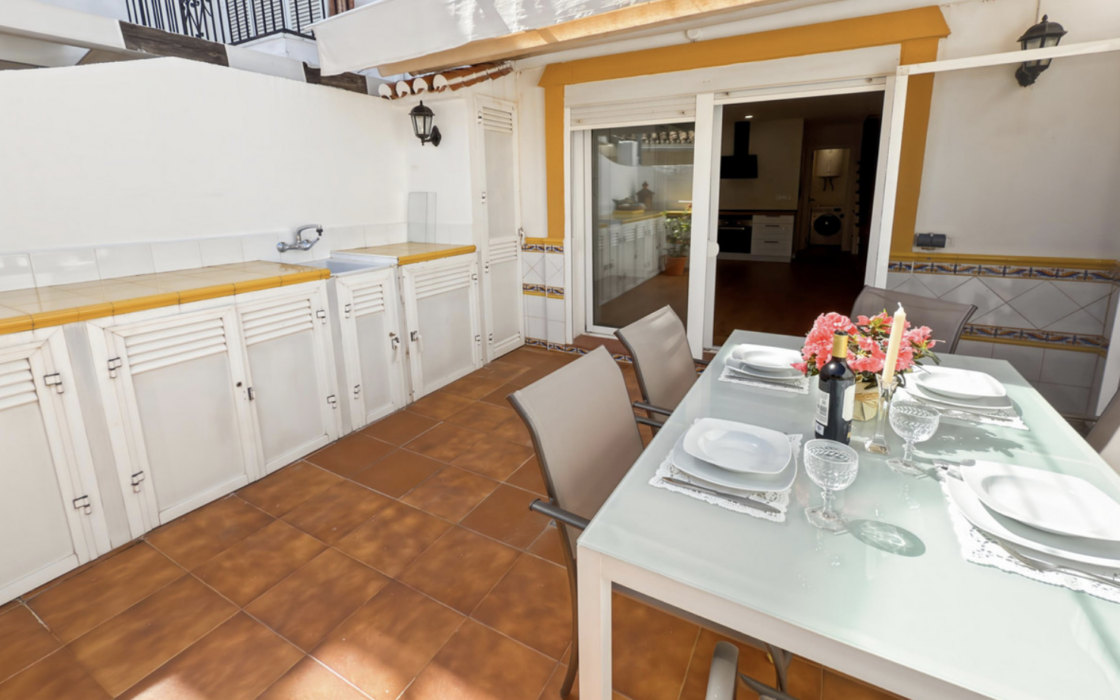 Великолепний таунхаус з терасою та видом на море в Бенальмадені